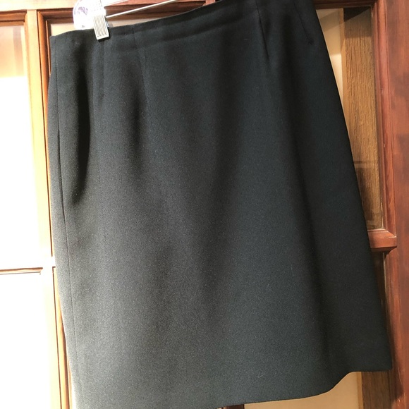 Black suit skirt, size 4 petite - Picture 1 of 4